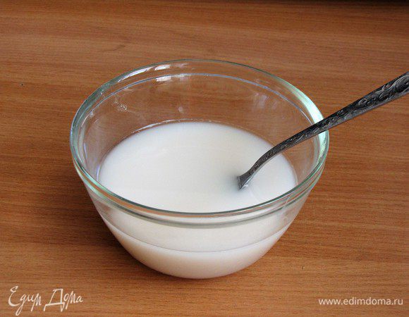 Растворить дрожжи в теплой воде.