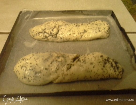 Мак замочить в воде на 2 часа. Из теста раскатать пласт шириной 40 см и толщиной 5 мм. Смазать пласт растопленным, но не горячим сливочным маслом и положить на него ровный слой начинки из мака. Свернуть пласт в рулет и уложить его швом вниз на противень, смазанный маслом.