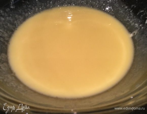 Духовку разогрейте до 190°С. Взбейте сливочное масло с сахаром. Добавьте яйца и ванилин, хорошо перемешайте.
