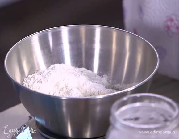 Муку перемешать с разрыхлителем, содой и солью.