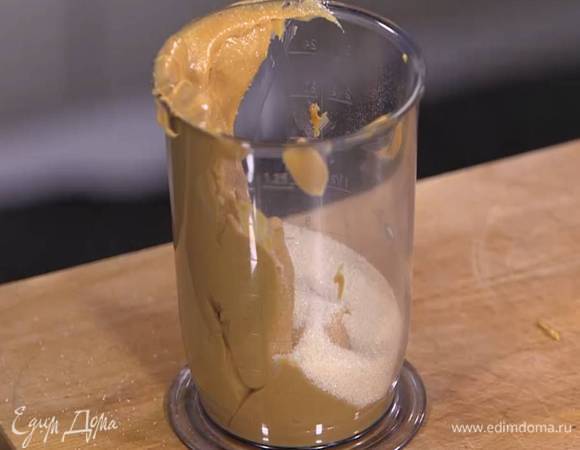 В арахисовое масло всыпать сахар и взбить все блендером с насадкой-венчиком в однородную массу.