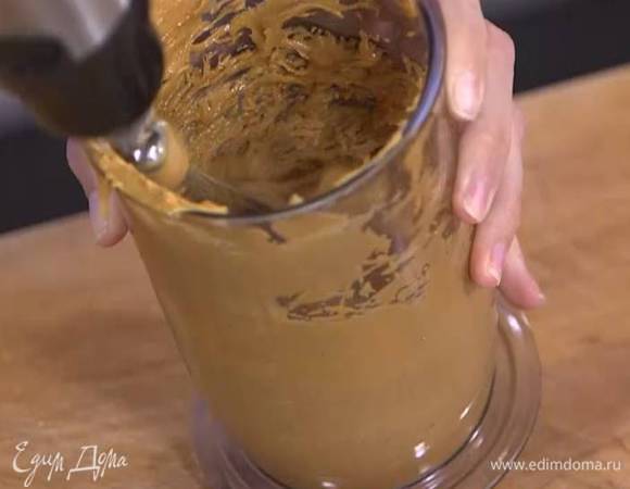 Добавить яйца и взбить еще немного.