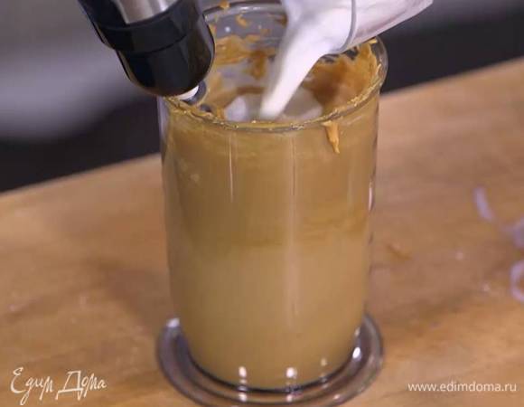 Небольшими порциями влить молоко, каждый раз взбивая блендером.