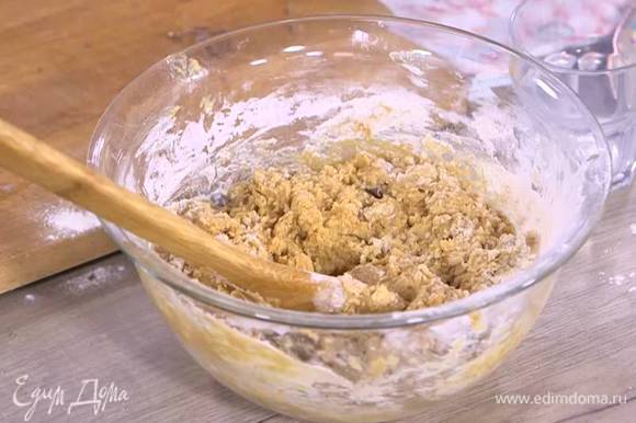 К муке с разрыхлителем добавить арахисово-молочную массу, шоколад и вымешать тесто лопаткой.