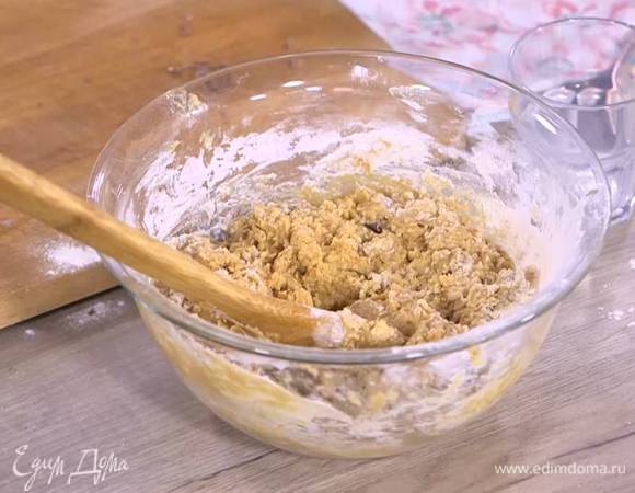 К муке с разрыхлителем добавить арахисово-молочную массу, шоколад и вымешать тесто лопаткой.