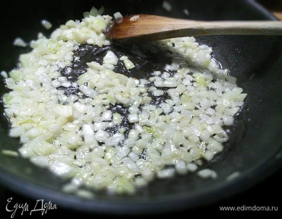 На разогретом масле пассеруем лук.