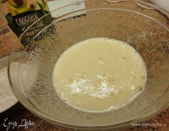 Если яйца мелкие, то надо брать три штуки. У меня очень крупные, поэтому достаточно и двух. Яйца в сахаром и ванильным сахаром взбиваем до пышной светлой пены.