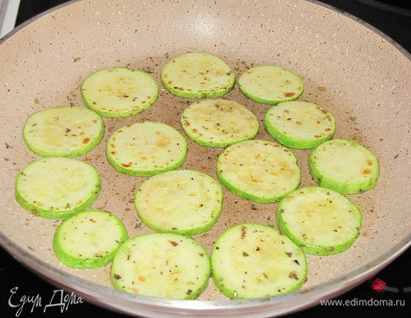Разогреть сковороду гриль или обычную сковороду и обжарить цукини. Немного посолить и остудить.
