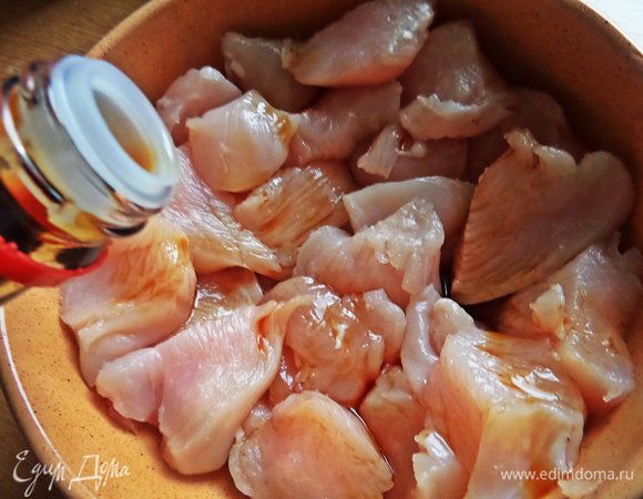 Вливаем соевый соус для маринования.