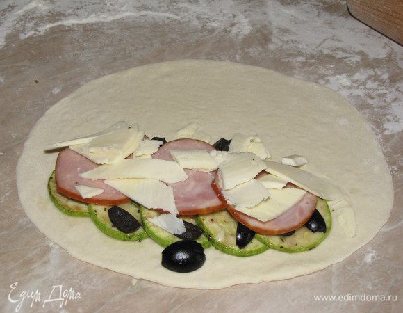Сверху ломтики ветчины и моцареллы.