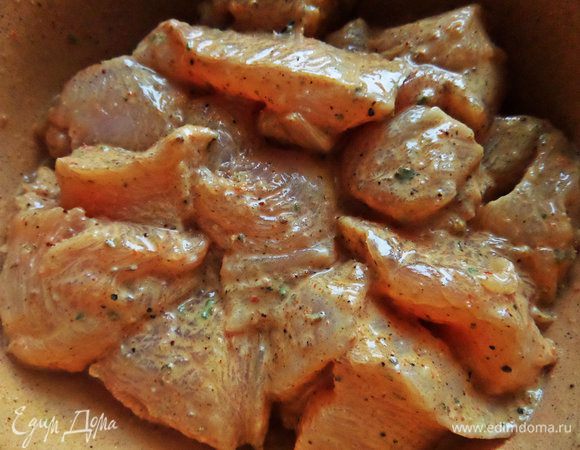 Перемешать и оставить на 15 — 20 минут. Можно и дольше, тогда убрать в холодильник.