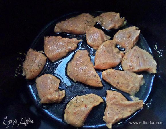 Начинаем выкладывать кусочки на дно мультиварки, перед этим налить туда масло.