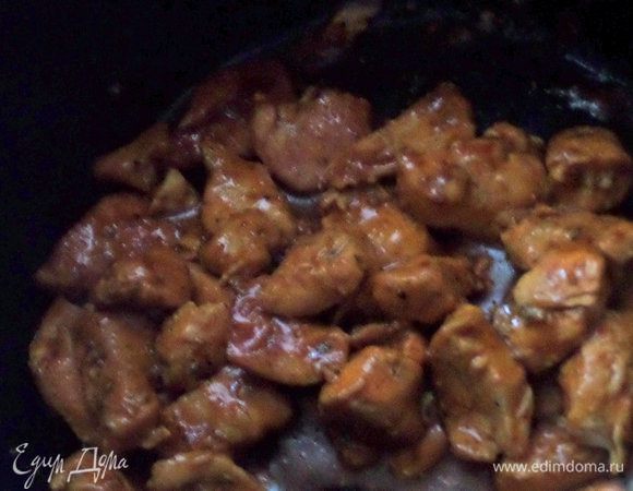 Добавляем коричневый сахар, накрываем крышкой. Готовить на программе «Тушение» 25 минут.