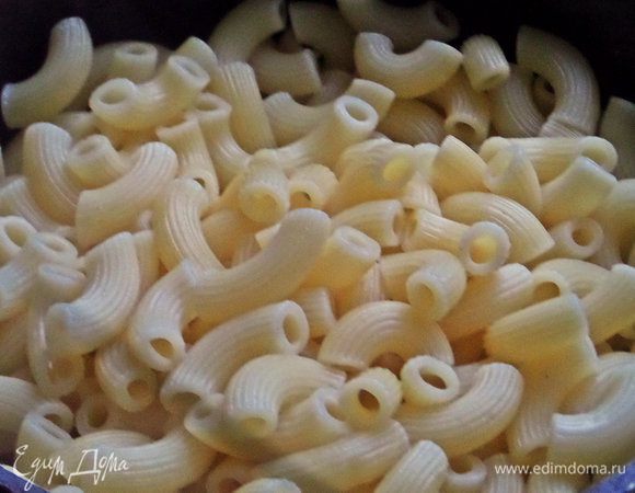 На гарнир отварить рожки.