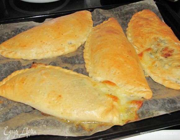 Или выпекать до зарумянивания. Готовые кальцоне слегка остудить, и можно подавать.