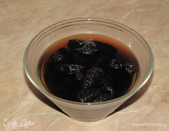 Чернослив замочить в крепком чае часа на четыре или меньше. Если чернослив мягкий, то можно вообще не замачивать. Смотрите по своему черносливу.