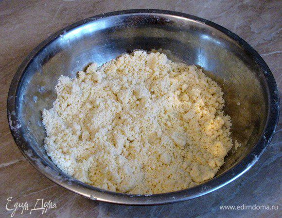 Охлажденное сливочное масло перетереть с мукой в крошку. Делать это нужно быстро, чтобы масло не успело растаять.