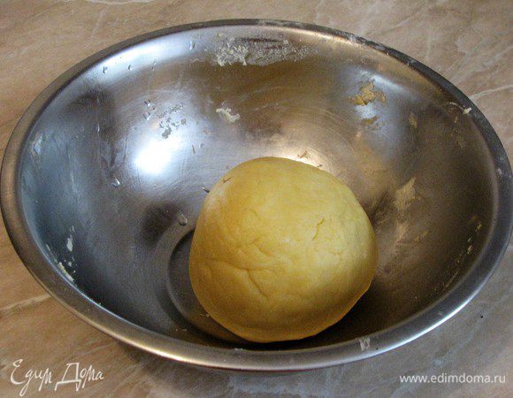 Добавить холодную воду и собрать тесто в комок.