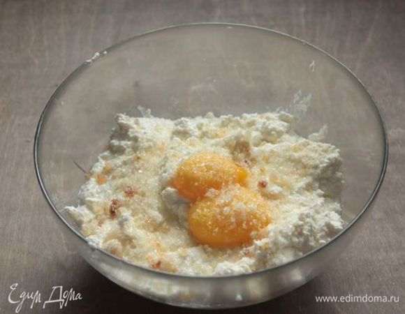 Яйца разделите на желтки и белки. Желтки взбейте вместе с творогом и сахаром до однородной консистенции в течение 5-ти минут. Для большего аромата я добавила еще апельсиновой цедры.