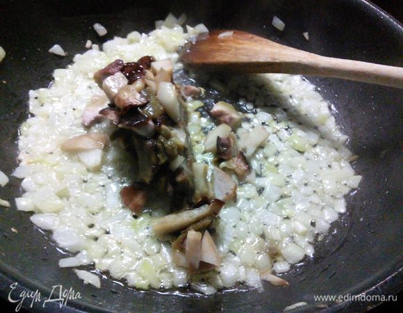 Выкладываем к луку грибы (любые, но лучше ароматные лесные. У меня замороженные моховики и белые). Обжариваем в течении нескольких минут.