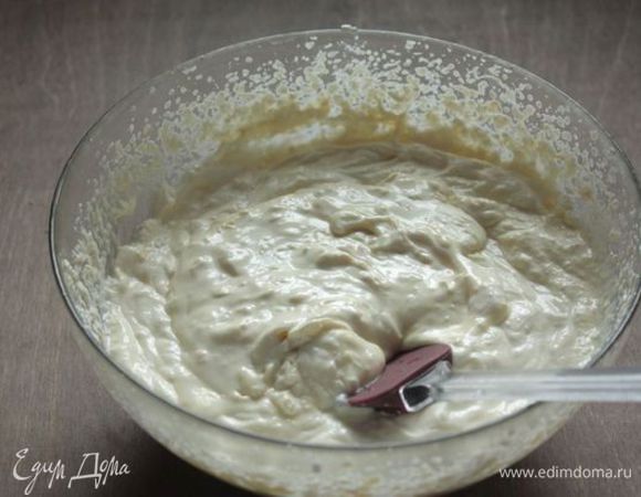 Растопите белый шоколад и смешайте с творожной смесью. После чего вмешайте в нее просеянную муку.