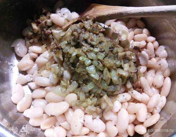 Грибы с луком переложить к фасоли.