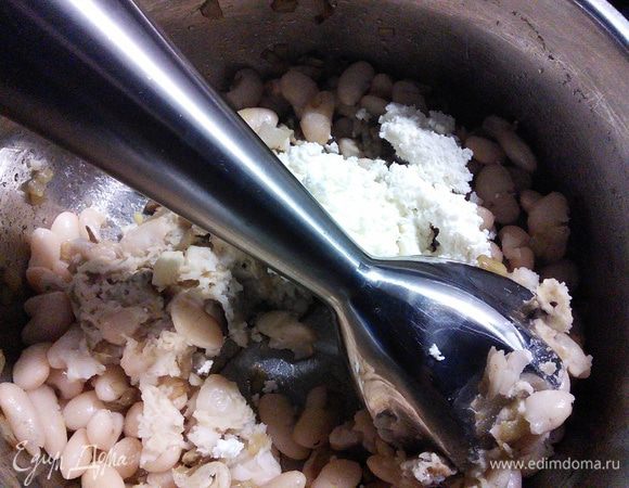 Добавить творог, он привнесет нежности и сливочности паштету и взбить все погружным блендером до однородности. По необходимости досолить и доперчить.