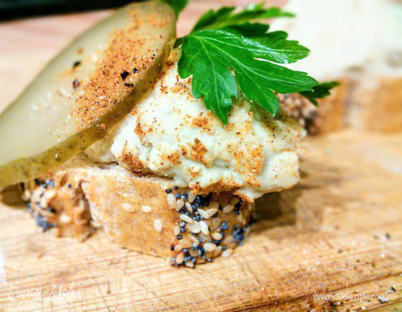 Можно выложить паштет на кусочек свежего багета, сдобрить соленым огурчиком.