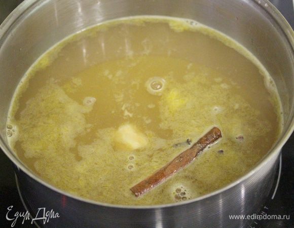 Добавить корень имбиря 1 см, палочки корицы и гвоздику. Варить 2 — 3 минуты.