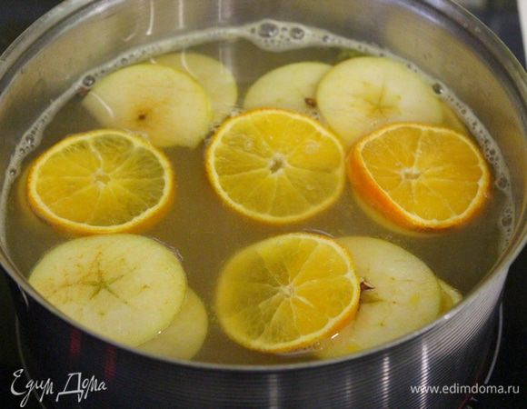 Добавить дольки небольшого яблока и апельсина, варить еще 3 минуты.