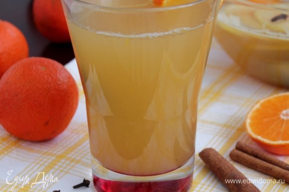 Пунш подавайте горячим, украсив дольками лимона или апельсина.