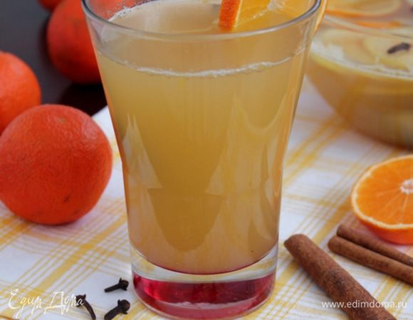 Пунш подавайте горячим, украсив дольками лимона или апельсина.