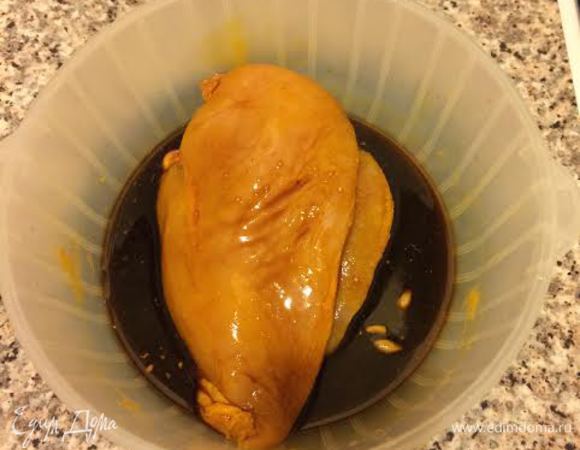 Сначала займемся грудкой: грудку вымыть, обсушить бумажным полотенцем, залить лимонным соком, соевым соусом и отправить в холодильник на 2 — 3 часа.