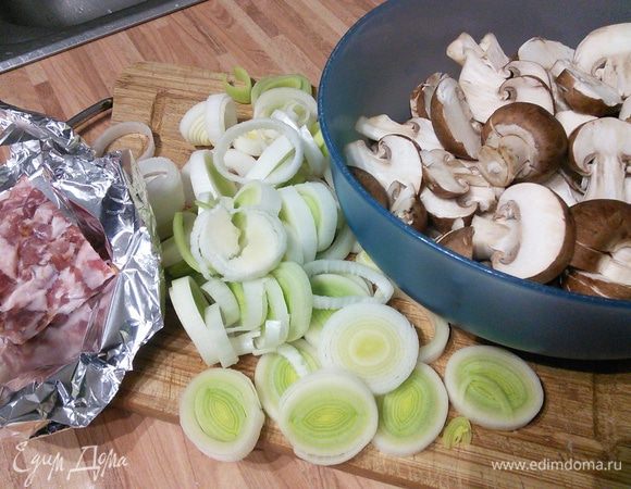 Порей нарезать кольцами, шампиньоны пластинками, бекон кубиками. 