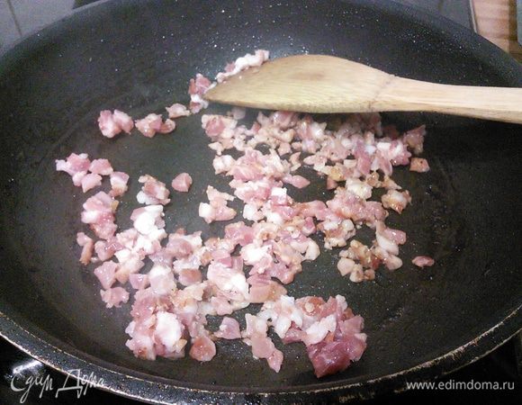 Сначала на сковороде обжарить бекон.