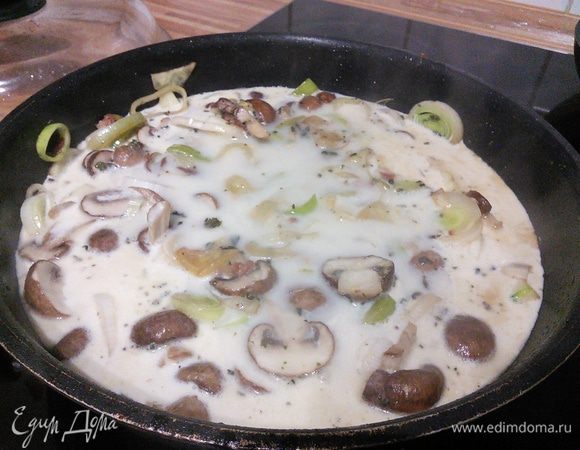 Обжарить в течении нескольких минут, влить бульон и сливки.