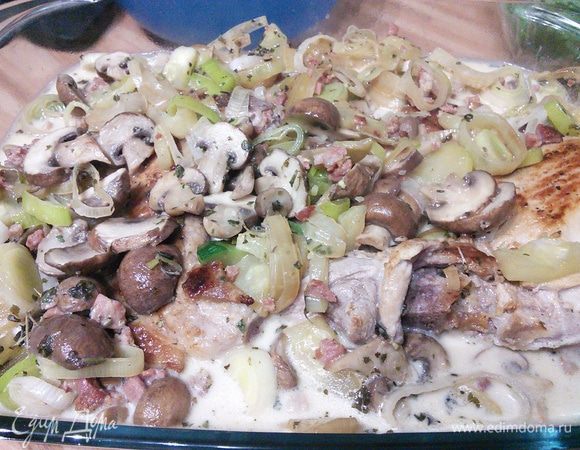 Залить этим соусом обжаренную свинину и запекать под крышкой или фольгой в заранее разогретой духовке до 175°С в течении часа. Затем открыть крышку и допечь еще минут 15 или до золотистой корочки. 