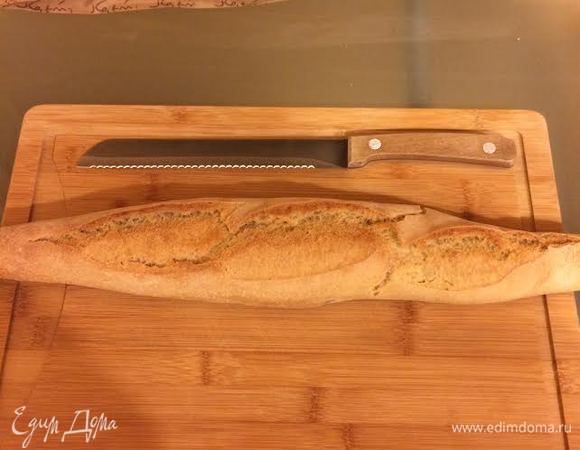 Теперь займемся крутонами: багет (у меня серый) нарезать кубиками.