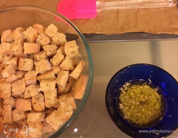 Отдельно чеснок смешать с солью, специями и оливковым маслом.