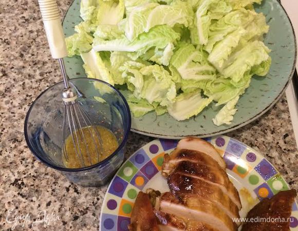 Заправка: хорошо взбить масло, горчицу и сок лимона. Капусту порвать руками на небольшие кусочки.