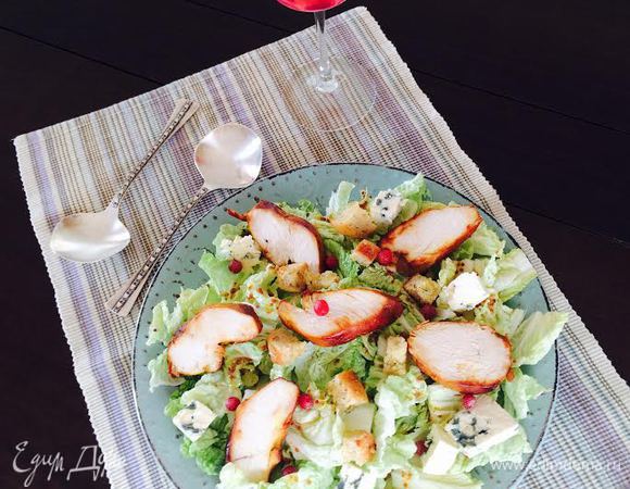 На блюдо выложить капусту, полить заправкой, сверху украсить курицей, крутонами, сыром (у меня Le blue) и канадской облепихой-шафердия.