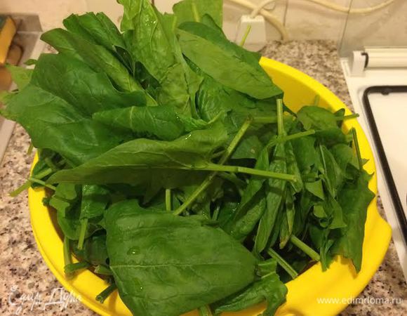 В ингредиентах я указала вес уже вареного, отжатого шпината. Шпинат вымыть и бланшировать в кипящей, подсоленной воде пару минут.