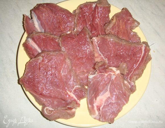 Нарезать тонкими ломтиками и отбить.