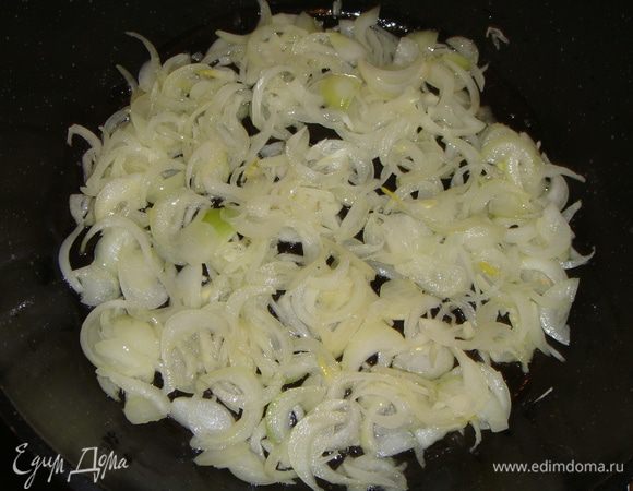 Лук почистить и нарезать полукольцами. Сковороду разогреть и добавить подсолнечное и сливочное масло. Слегка обжарить лук.