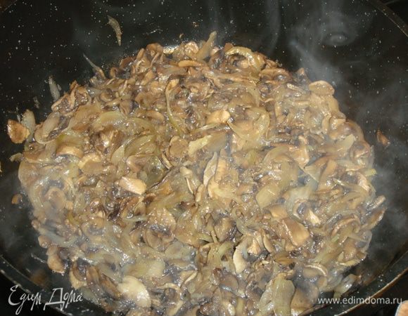 Грибы промыть и нарезать пластинками. Добавить к луку. Посолить и поперчить по вкусу. Обжарить до готовности.