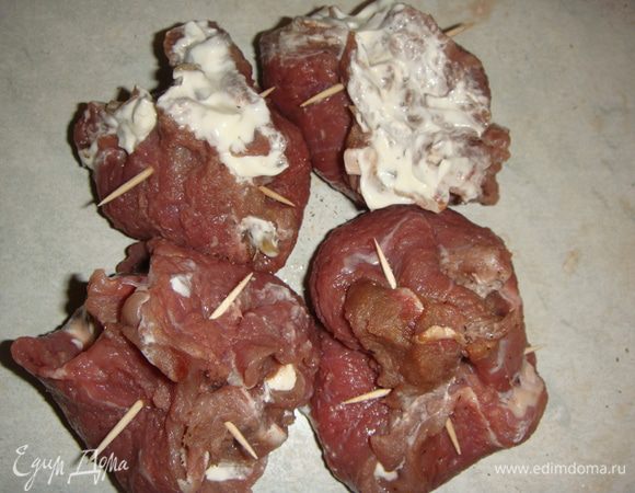 Каждый кусочек мяса собрать в мешочек и закрепить зубочистками. Сверху немного смазать майонезом Провансаль ТМ «Слобода».