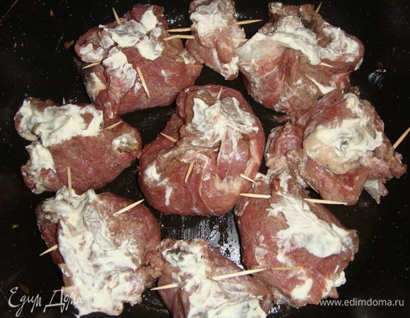 Посуду для запекания смазать подсолнечным маслом и выложить наши торбочки. Запекать в разогретой до 200°С духовке. Сначала под закрытой крышкой 30 минут. Потом снять крышку и запекать еще 20 минут.