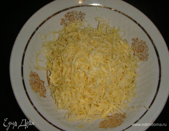 Твердый сыр натереть на средней терке.