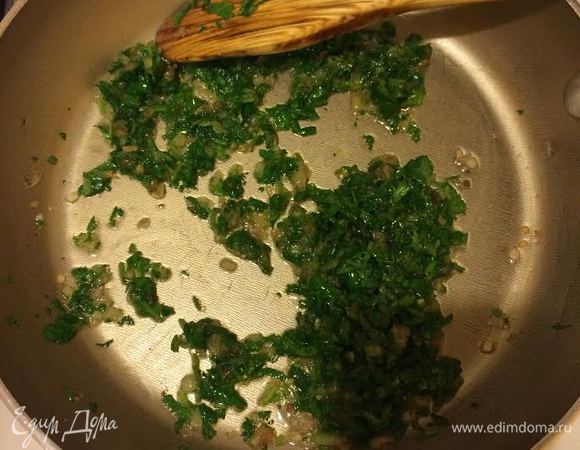 Лук мелко нарезанный (маленькая головка) тушим на растительном масле, добавляем кинзу и тушим 1 — 2 минуты.