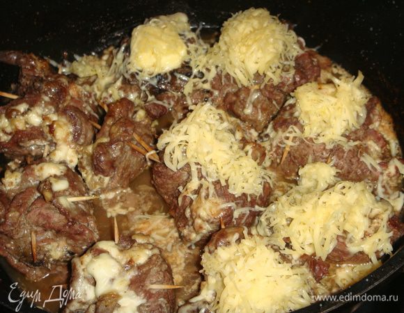 Через 20 минут посыпать мясо сыром. Запекать 5 минут.